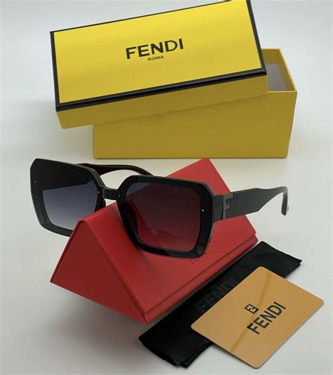 Солнцезащитные очки Fendi .